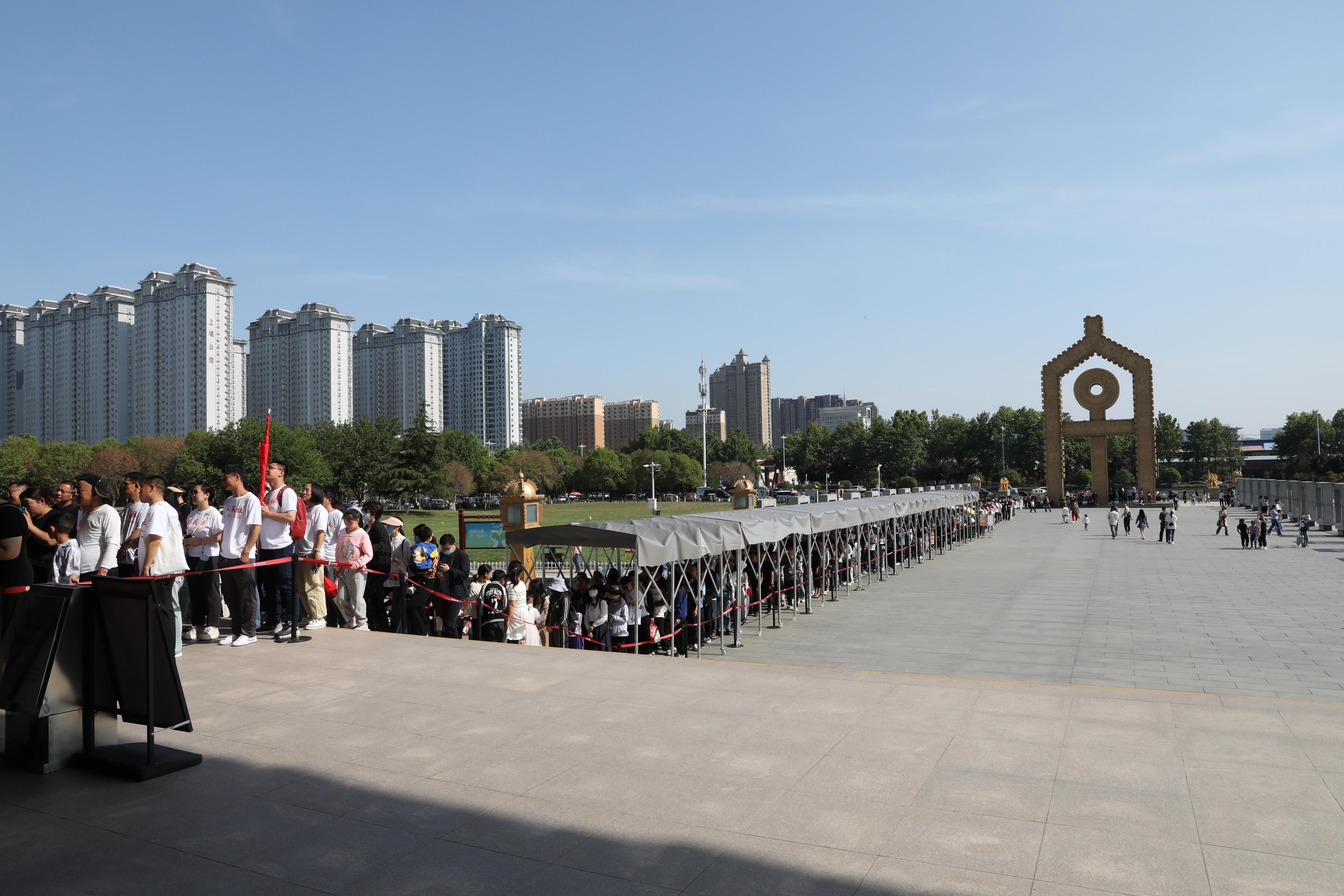 “五一”期間，中國(guó)文字博物館外游客有序排隊(duì)。中國(guó)文字博物館供圖