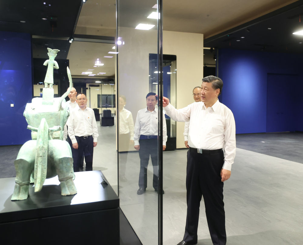 2023年7月26日，習(xí)近平總書記在四川省德陽市考察了三星堆博物館，了解當(dāng)?shù)貧v史文化遺址發(fā)掘研究、文物保護(hù)修復(fù)等情況。