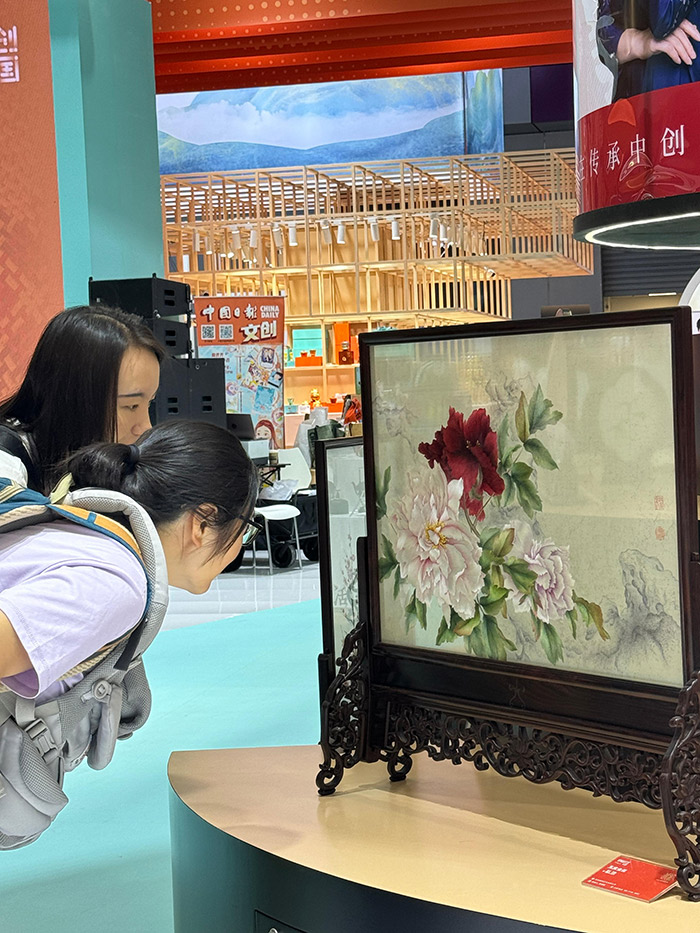 “文創(chuàng)中國(guó)”專題展區(qū)。參展觀眾供圖