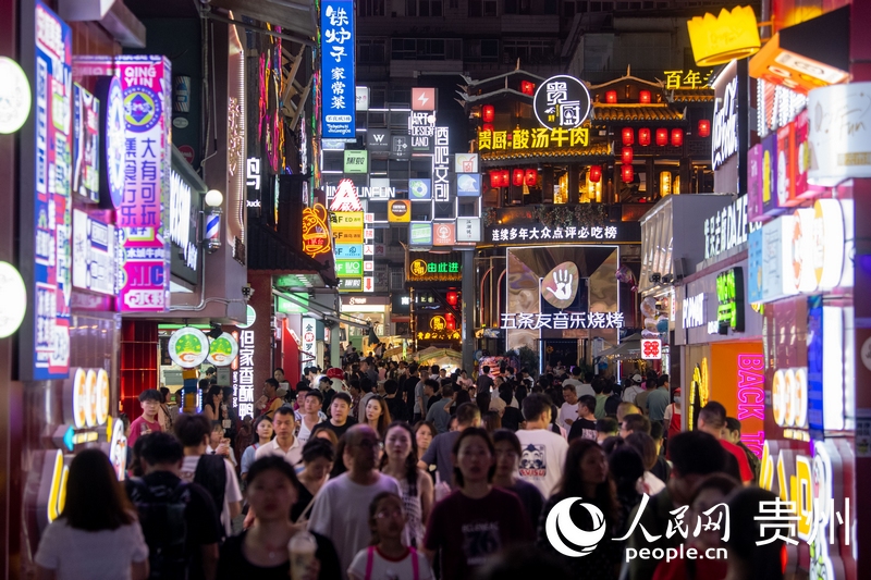 6月21日，貴陽，青云市集內(nèi)游人如織。人民網(wǎng)記者 翁奇羽攝