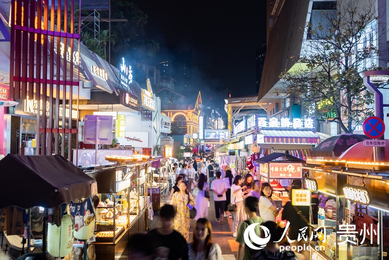 6月21日，夜幕下人頭攢動(dòng)的貴陽市太平路街區(qū)。人民網(wǎng)記者 涂敏攝
