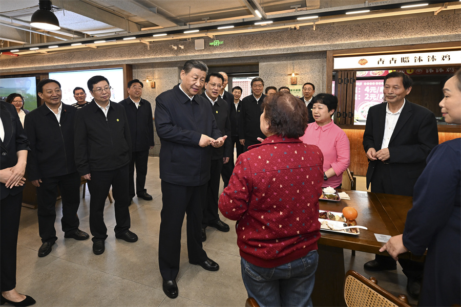 2024年4月22日下午，習(xí)近平在九龍坡區(qū)謝家灣街道民主村社區(qū)考察時(shí)，同正在社區(qū)食堂就餐的群眾親切交流。新華社記者 謝環(huán)馳 攝