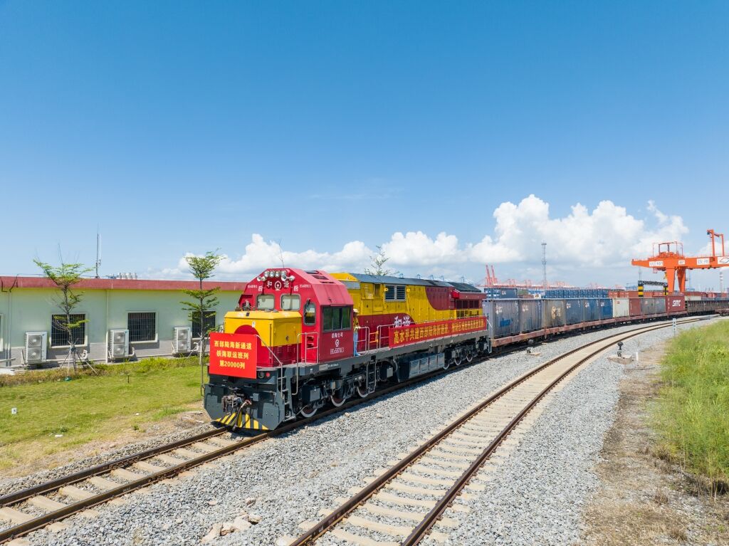01 陸海新通道第20000列班車。陸海新通道運(yùn)營公司供圖