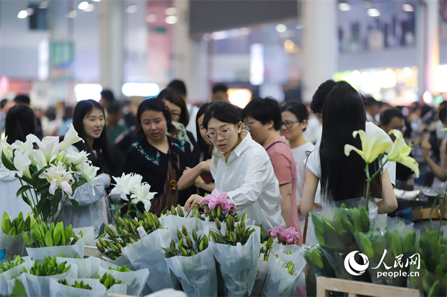 游客在昆明斗南花卉市場(chǎng)選購(gòu)鮮花。人民網(wǎng)記者 李發(fā)興攝