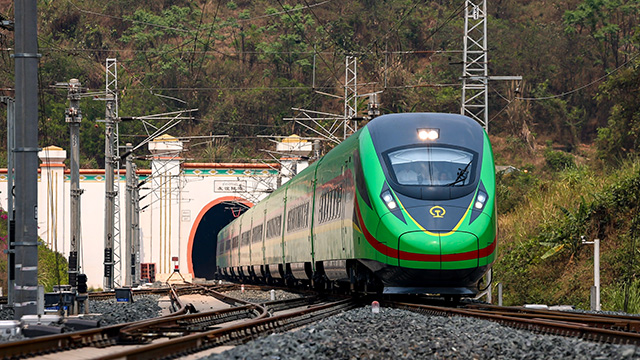 “瀾滄號(hào)”動(dòng)車(chē)組列車(chē)駛過(guò)友誼隧道。徐章位攝