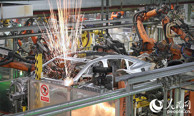 長(zhǎng)安汽車兩江工廠，機(jī)械臂正在工作。人民網(wǎng)記者 劉祎攝