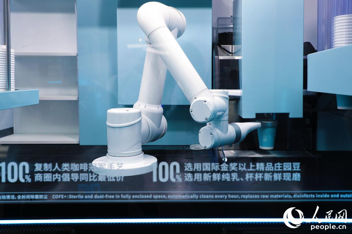 機(jī)器人現(xiàn)磨咖啡。人民網(wǎng) 李唯一攝