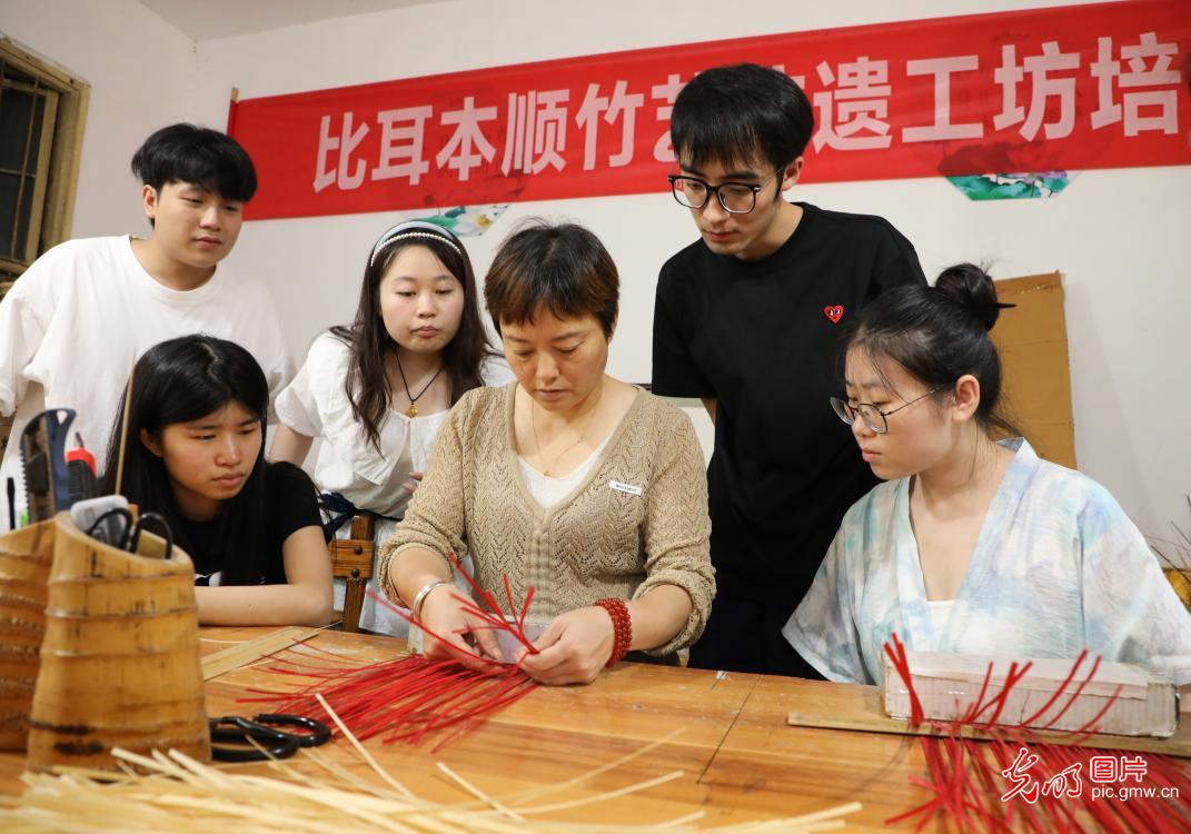 直播助農(nóng)、健康義診、扮靚街巷……青年學(xué)子暑期返鄉(xiāng)服務(wù)桑梓
