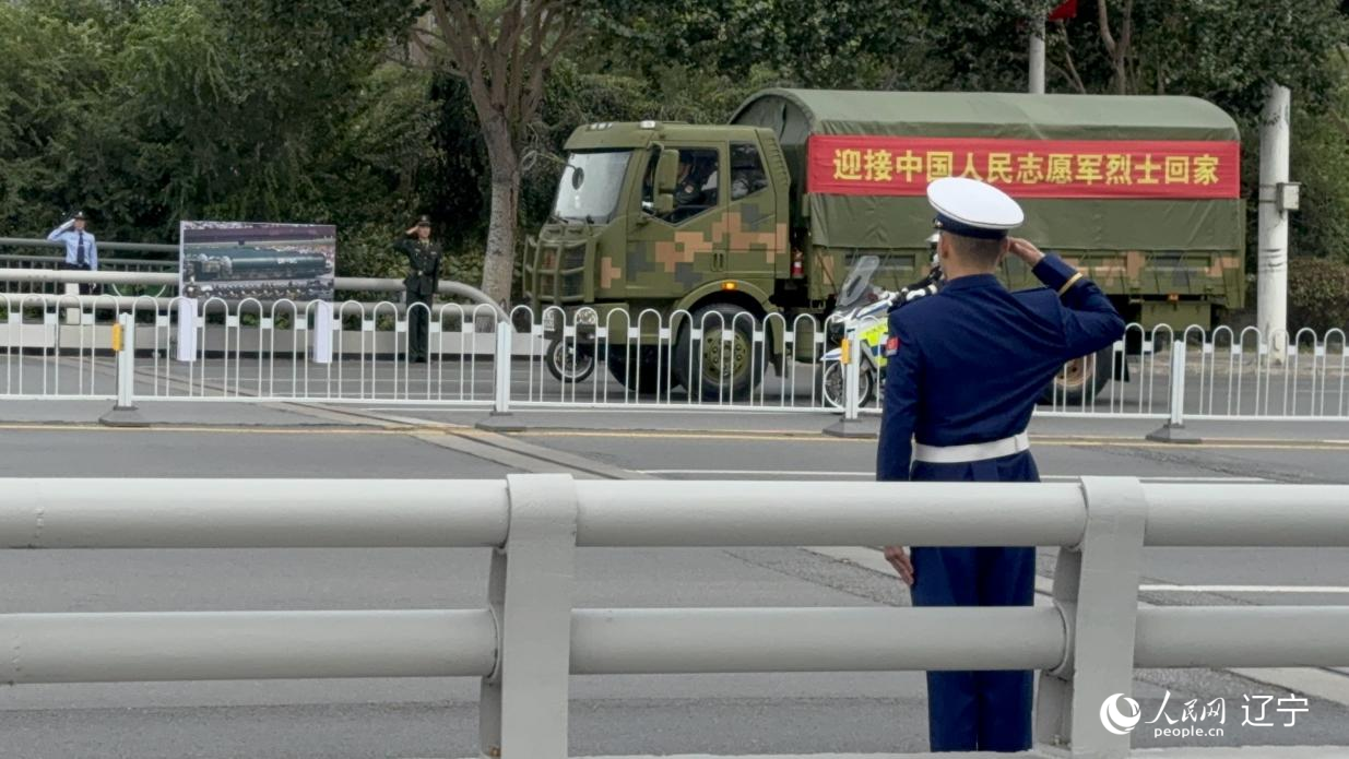 沈陽市渾河橋東側(cè)，擺放著東風—5C導(dǎo)彈的受閱照片。人民網(wǎng)記者 湯龍攝
