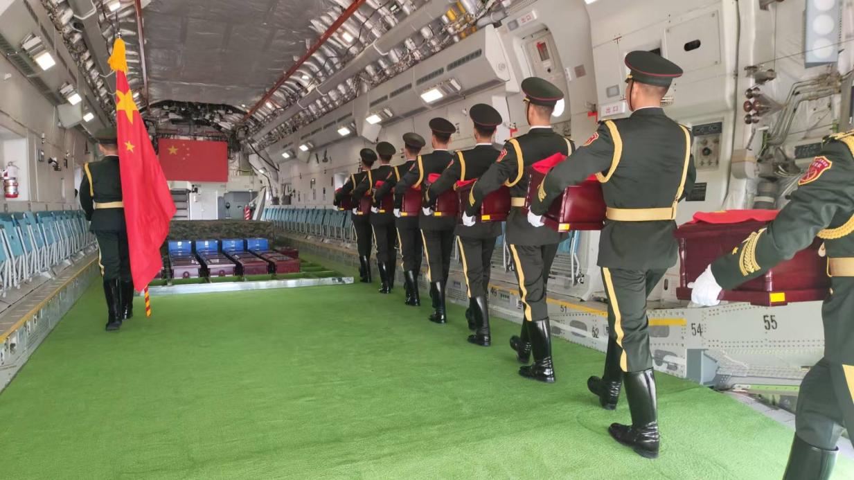 在韓國仁川國際機場，引靈手徐澤東引領(lǐng)中國人民解放軍儀仗司禮大隊禮兵護送英烈遺骸棺槨登上空軍“運-20”專機啟程回國?？照麄骶止﹫D