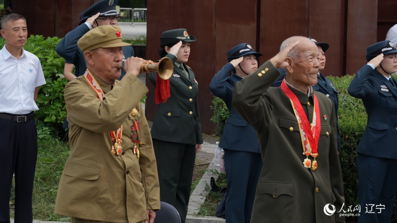 志愿軍老戰(zhàn)士南啟祥再次為戰(zhàn)友吹響了沖鋒號。人民網(wǎng)記者 周頌雪攝