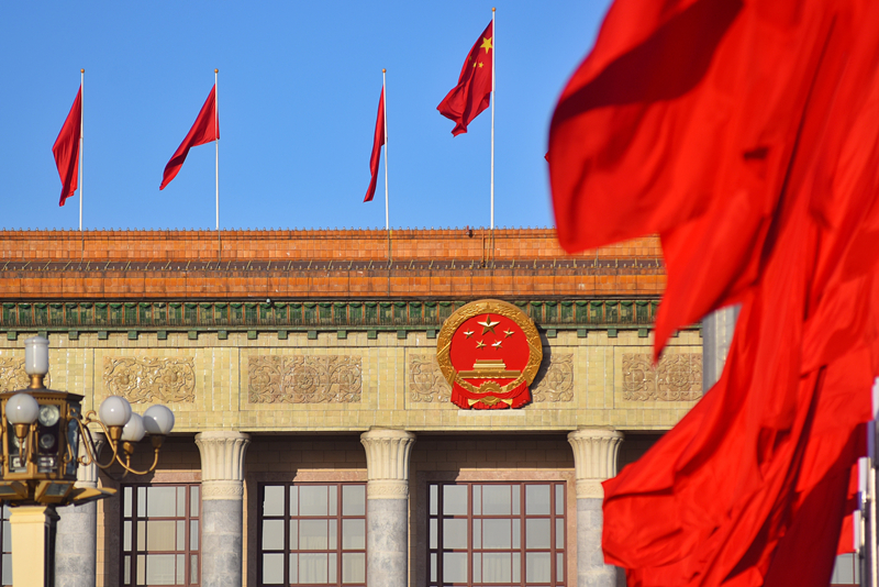 2024年3月8日，北京上空現(xiàn)“兩會(huì)藍(lán)”，人民大會(huì)堂前紅旗飄揚(yáng)。