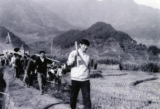 1989年12月2日，時任中共寧德地委書記的習(xí)近平帶領(lǐng)地直機(jī)關(guān)千余名干部到寧德縣南漈水利工地參加清溝排障修整水渠勞動。新華社發(fā)