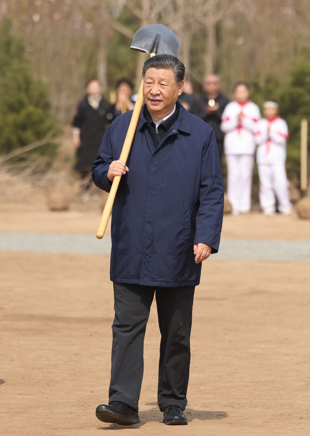 2024年4月3日，黨和國家領(lǐng)導(dǎo)人習(xí)近平、李強(qiáng)、趙樂際、王滬寧、蔡奇、丁薛祥、李希、韓正等來到北京市通州區(qū)潞城鎮(zhèn)參加首都義務(wù)植樹活動。這是習(xí)近平扛起鐵鍬走向植樹地點。新華社記者 龐興雷 攝