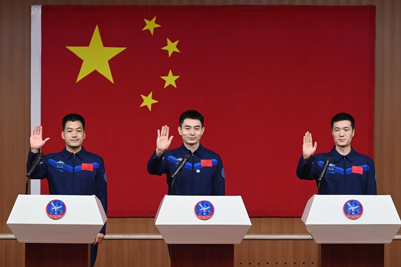 2024年月24日，神舟十八號載人飛行任務航天員葉光富（中）、李聰（右）、李廣蘇在酒泉衛(wèi)星發(fā)射中心問天閣與媒體記者集體見面。