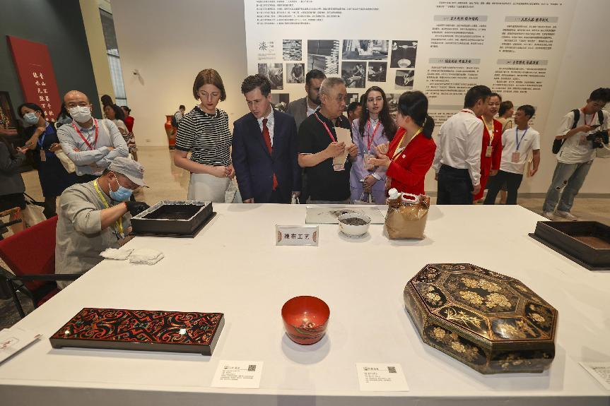 2023年5月28日，北京，推光漆器匠人為駐華使節(jié)展示技藝。