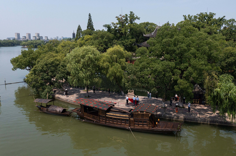 2022年7月27日，南湖紅船停靠在浙江省嘉興市南湖旅游區(qū)的湖心島旁。
