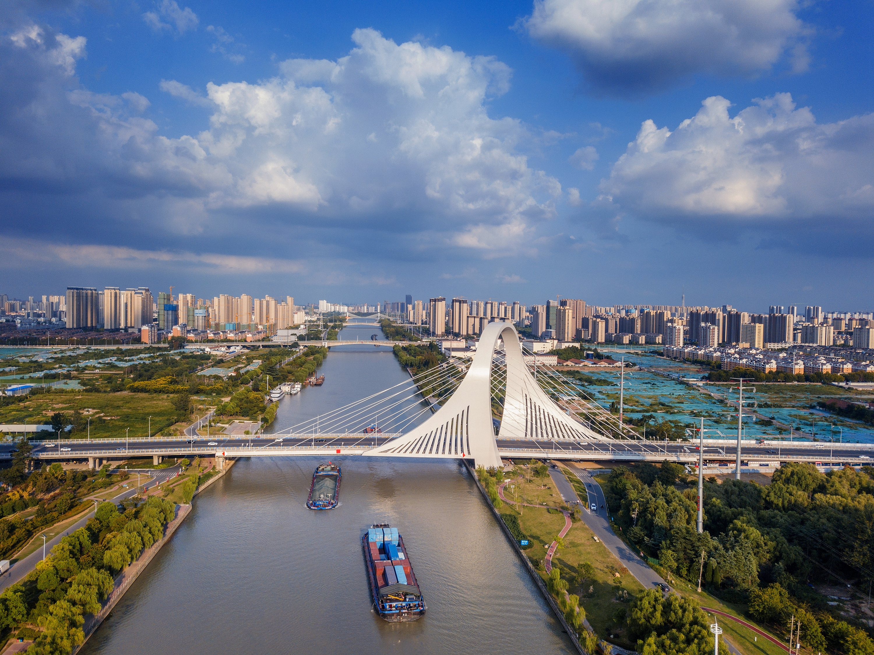 2022年9月12日，幾艘船舶行駛在江蘇淮安運河大橋附近。