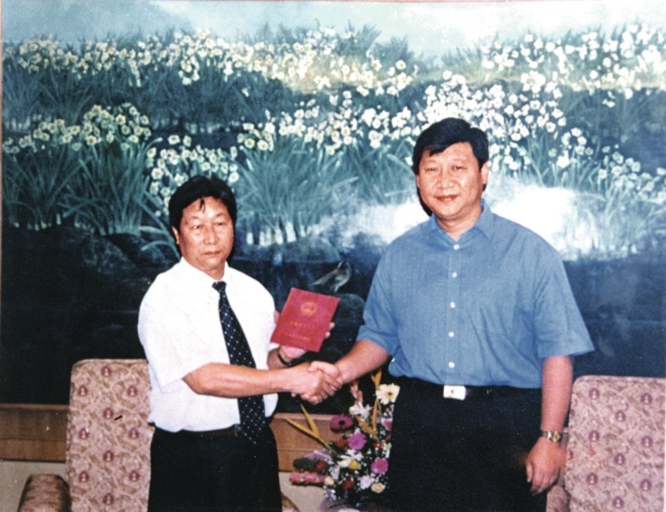 2000年7月，習(xí)近平為福建農(nóng)林大學(xué)教授林占熺頒發(fā)福建省政府“一等功”榮譽(yù)證書。圖源：《習(xí)近平在福建》（下）