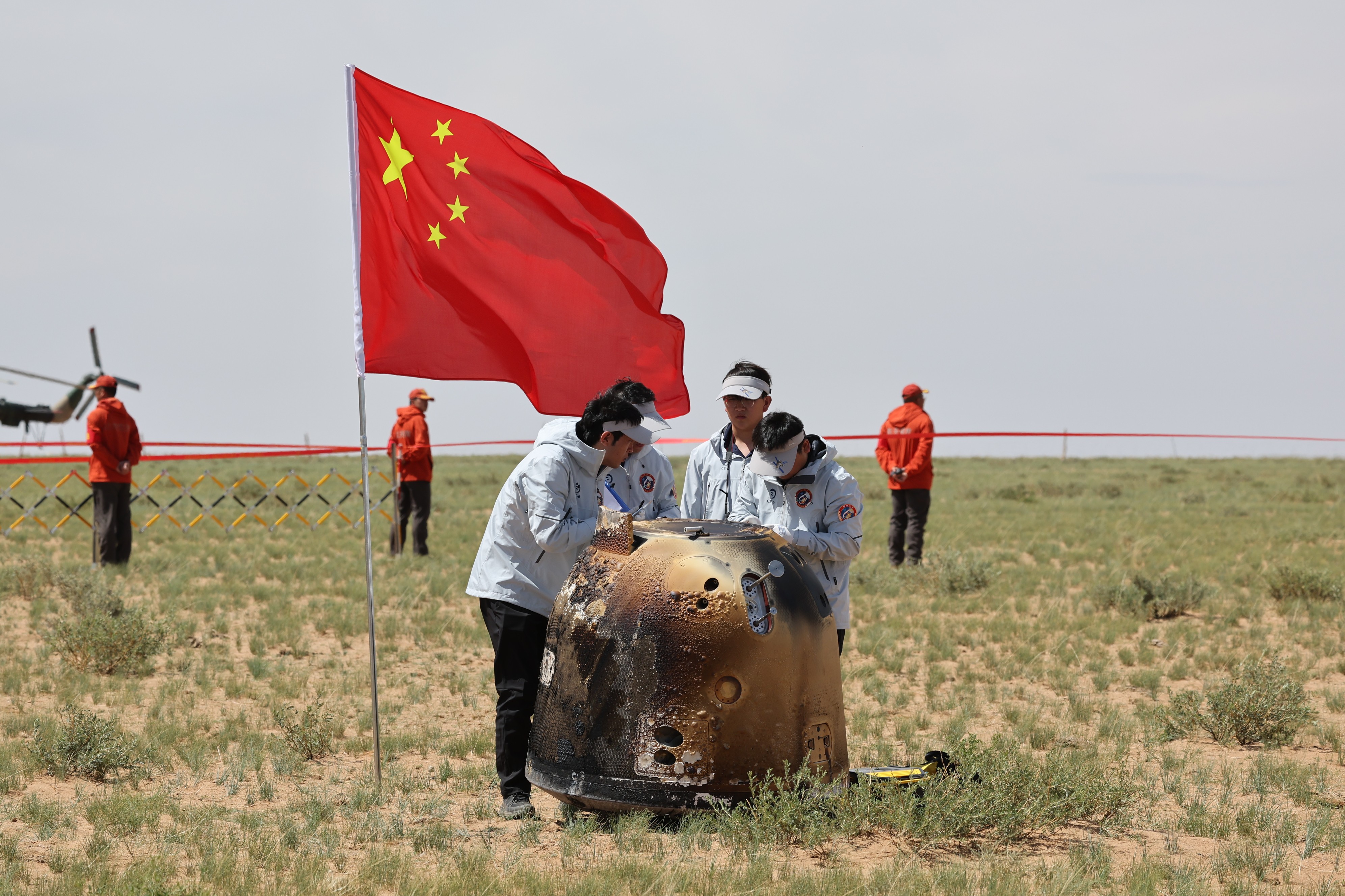 6月25日拍攝的嫦娥六號(hào)返回器回收現(xiàn)場(chǎng)。