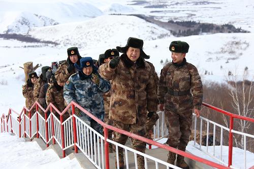  2014年1月26日上午，習(xí)近平來(lái)到內(nèi)蒙古邊防某團(tuán)三角山哨所，看望正在執(zhí)勤的戰(zhàn)士。新華社記者 李剛 攝