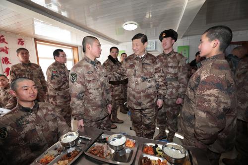 2014年1月26日中午，習(xí)近平來(lái)到連隊(duì)食堂，同戰(zhàn)士們一起用餐。新華社記者 李剛 攝