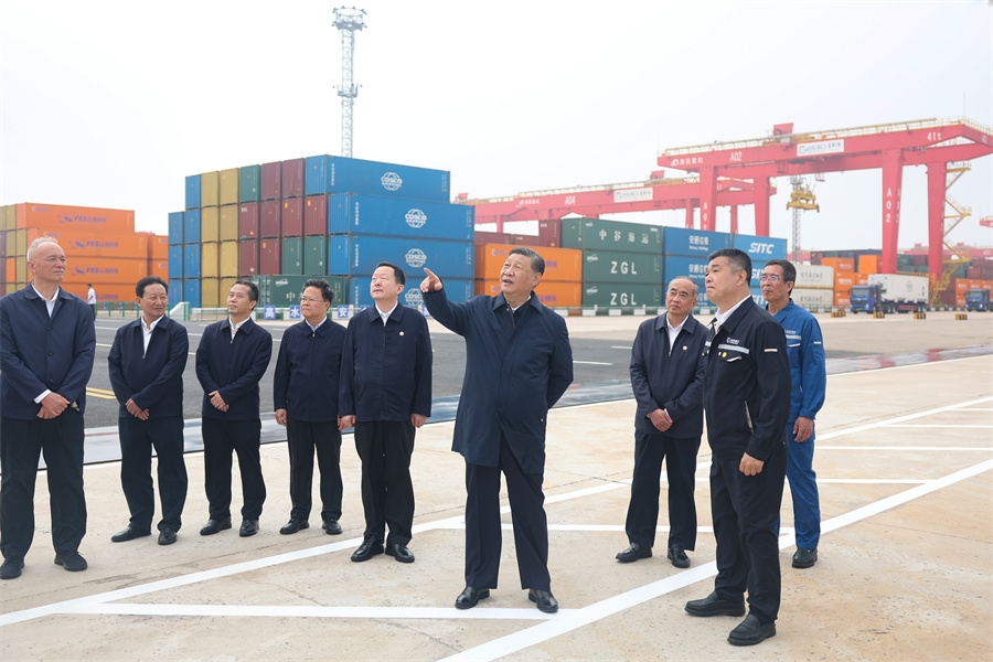 2024年5月22日至24日，中共中央總書記、國家主席、中央軍委主席習近平在山東考察。這是22日下午，習近平在日照港察看全自動化集裝箱碼頭作業(yè)場景。新華社記者 鞠鵬 攝