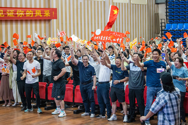 北京時(shí)間7月27日，2024年巴黎奧運(yùn)會(huì)首個(gè)比賽日，在射擊10米氣步槍混合團(tuán)體比賽中，中國選手黃雨婷/盛李豪獲得金牌。圖為黃雨婷的母校師生們通過收看奧運(yùn)直播的方式為她加油助威。
