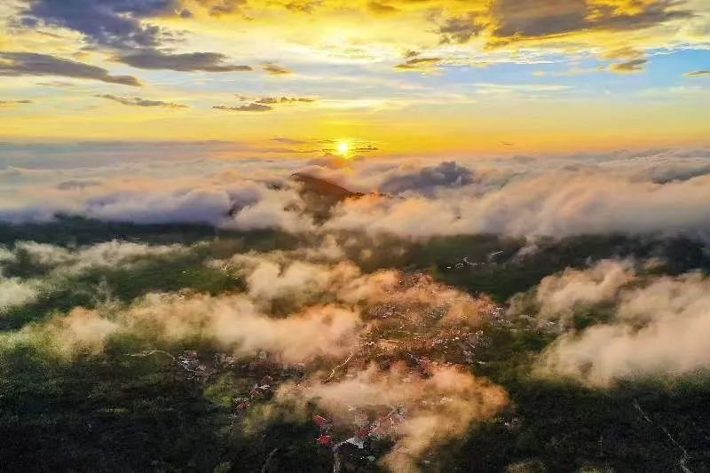 圖為云霧繚繞的軍營(yíng)村，群山盡翠，紅瓦掩映。廈門市委宣傳部供圖