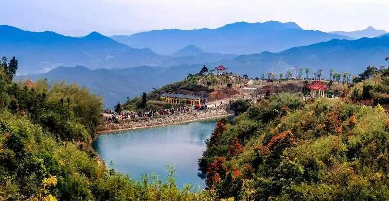 圖為游客們到軍營(yíng)村七彩池欣賞美景。廈門市委宣傳部供圖