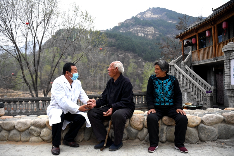 2020年4月15日，在河北阜平縣龍泉關鎮(zhèn)駱駝灣村，村醫(yī)霍建國為村民把脈。
