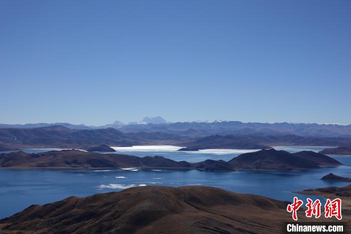 圖為從海拔約5000米的魯日拉觀景臺俯瞰羊湖?！∪轿木?攝