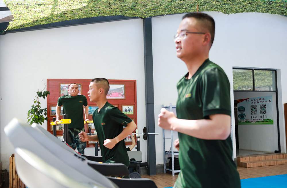 官兵正在新配發(fā)的跑步機(jī)上運(yùn)動。