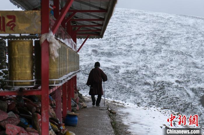 孜珠寺與雪山風(fēng)光。　江飛波 攝