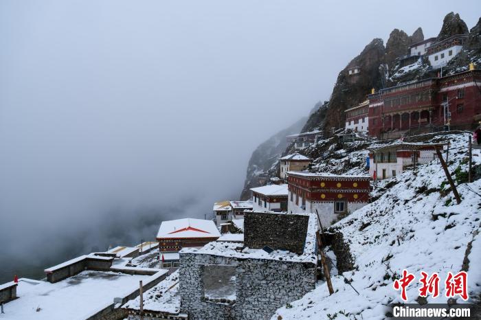 位于孜珠山頂?shù)乃聫R被云霧環(huán)繞，猶如仙境。　江飛波 攝