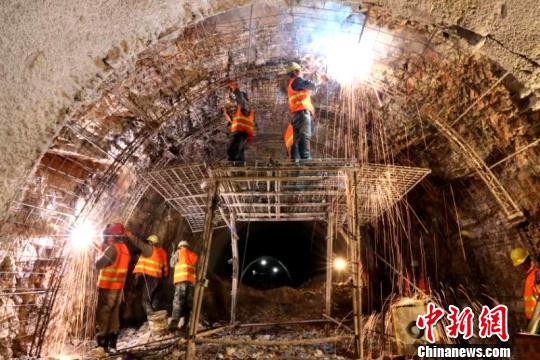 圖為施工人員正在進行隧道支護焊接作業(yè)?！￡悤?攝