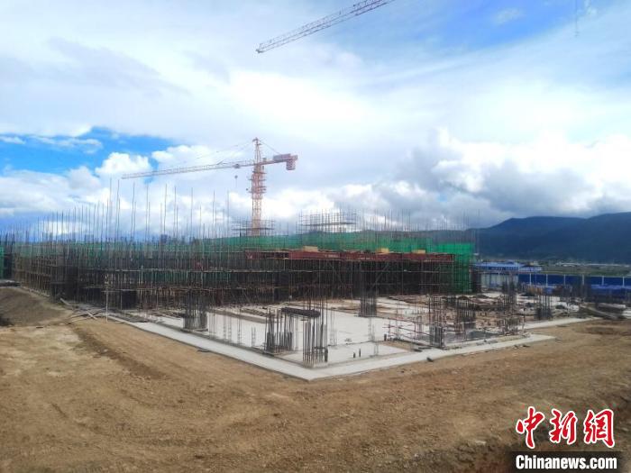 圖為香格里拉站實(shí)現(xiàn)封頂。中國(guó)鐵路昆明局集團(tuán)供圖
