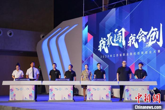 圖為拉東參加“建行杯”第六屆中國國際“互聯(lián)網(wǎng)+”大學(xué)生創(chuàng)新創(chuàng)業(yè)大賽省賽。　受訪者供圖 攝