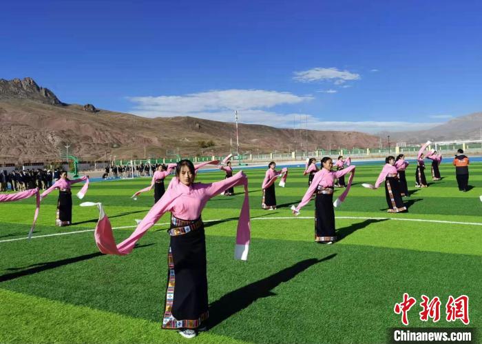 圖為青海師范大學附屬玉樹實驗學校學生在綠茵場跳起囊謙古舞—卓根瑪?！“讋?攝