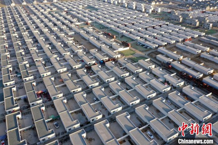 圖為蘭州新區(qū)移民安置區(qū)?！《P 攝