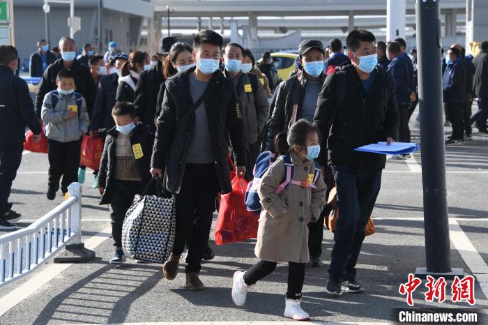 圖為搬遷民眾剛出火車站?！《P 攝
