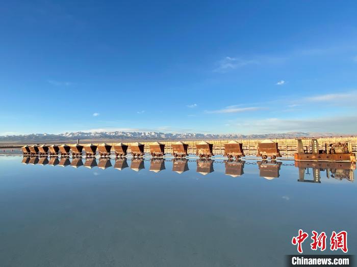 圖為小火車倒影在湖中，湖面如圖明鏡一般?！●R翔 攝