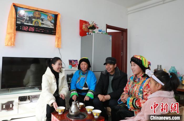 新家是兩層小樓房，一樓布置得充滿現(xiàn)代感，喝著藏式奶茶，一家人聊著今年春節(jié)怎么過?！《∷?攝