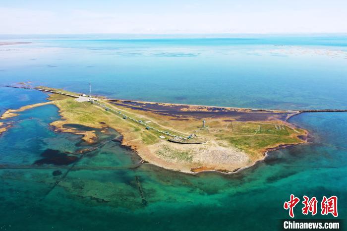 圖為無人機航拍青海湖?！≮w海梅 攝