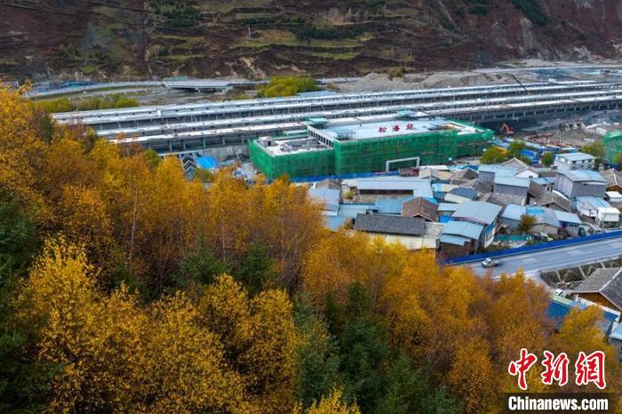 正在建設(shè)的成蘭鐵路松潘站。　劉忠俊 攝