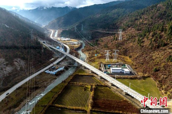 穿越山谷的成蘭鐵路川主寺至黃勝關(guān)段?！⒅铱?攝