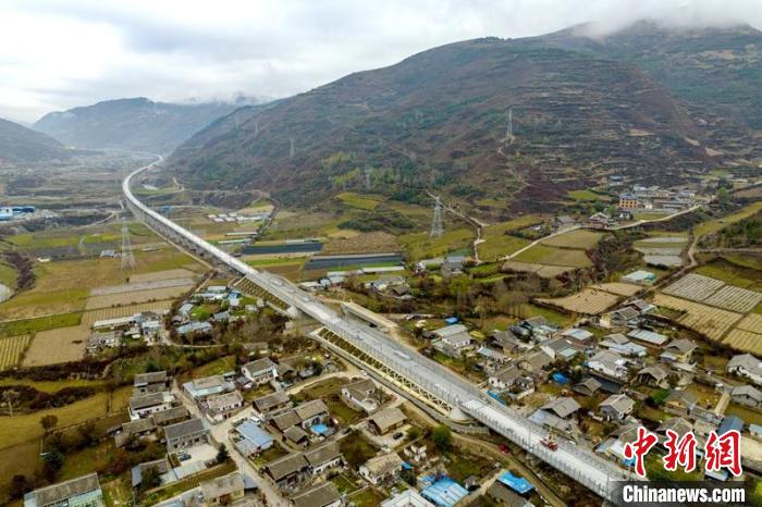 成蘭鐵路松潘右所屯岷江雙線特大橋?！⒅铱?攝