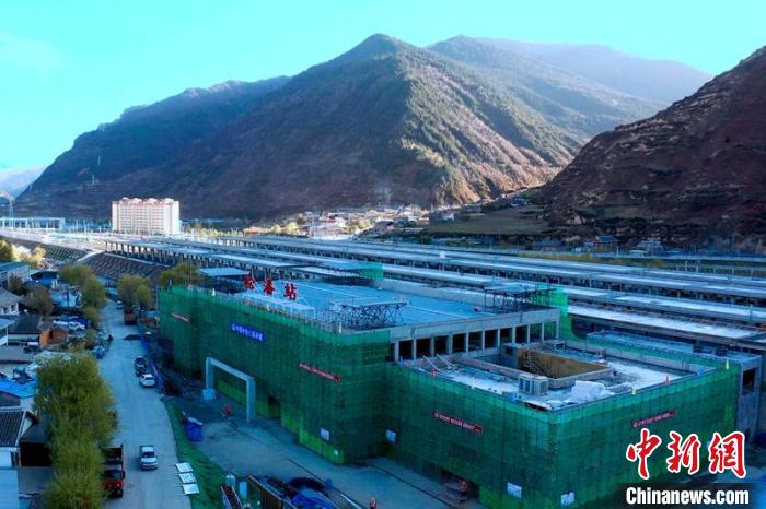 正在建設(shè)中的成蘭鐵路松潘站?！⒅铱?攝