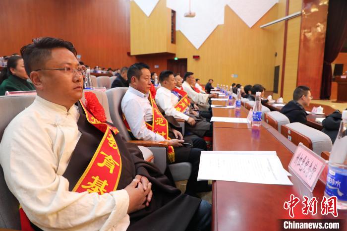 圖為玉樹州民族團(tuán)結(jié)進(jìn)步創(chuàng)建工作推進(jìn)會(huì)現(xiàn)場(chǎng)。　胡貴龍 攝