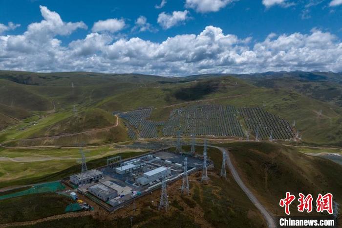 航拍建成投運(yùn)的柯拉一期光伏電站升壓站?！⒅铱?攝